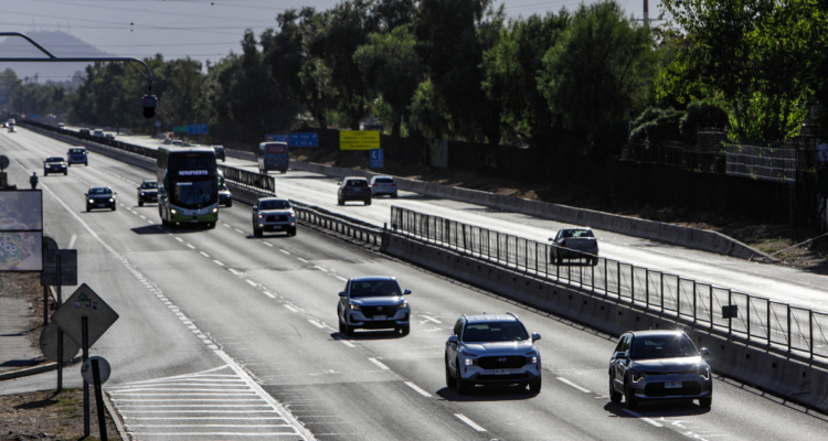 ¿Efecto bencinazo en rutas de la RM? Salieron menos vehículos de los proyectados durante Semana Santa