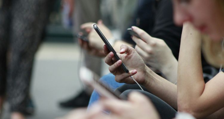 Personas usando celular