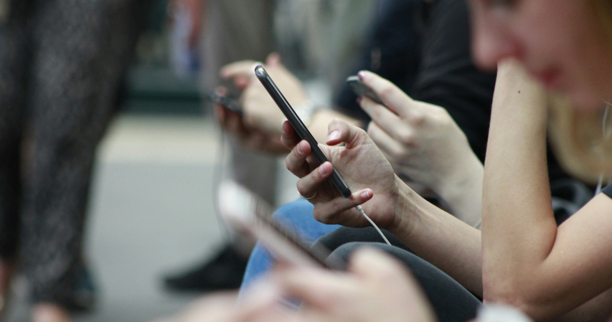 Personas usando celular
