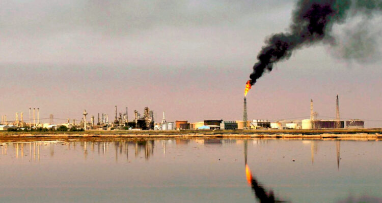 El barril de petróleo en Europa y EEUU, casi empatados en los US$110 por la guerra en Irán