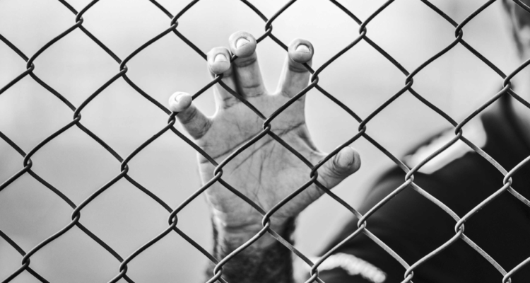 Persona tras las rejas