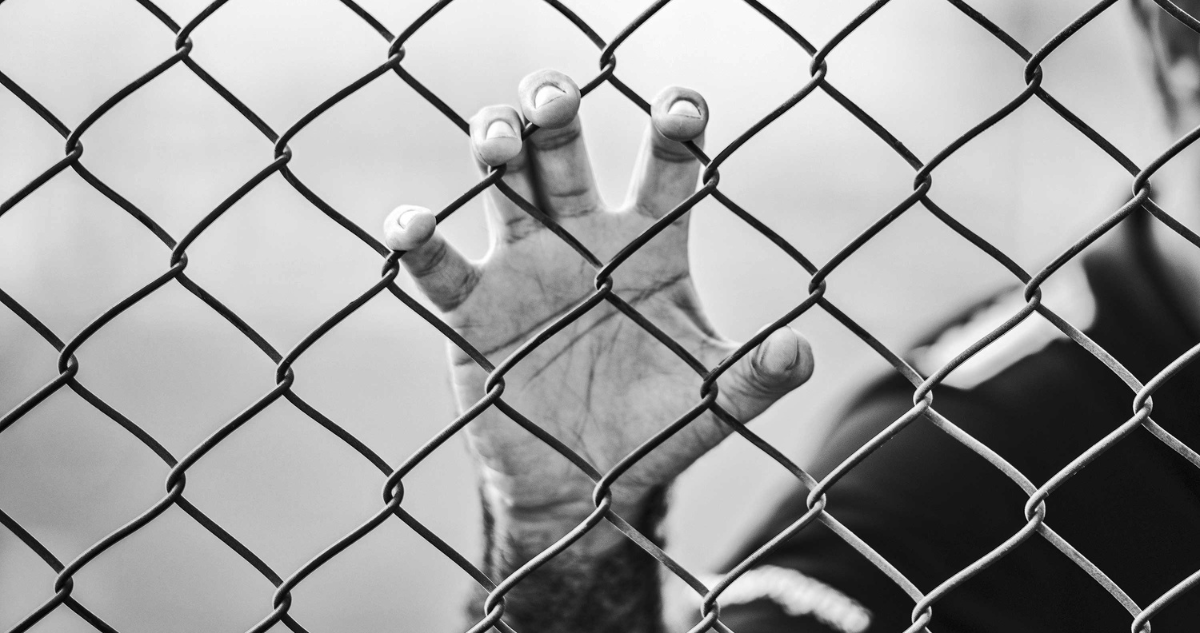 Persona tras las rejas