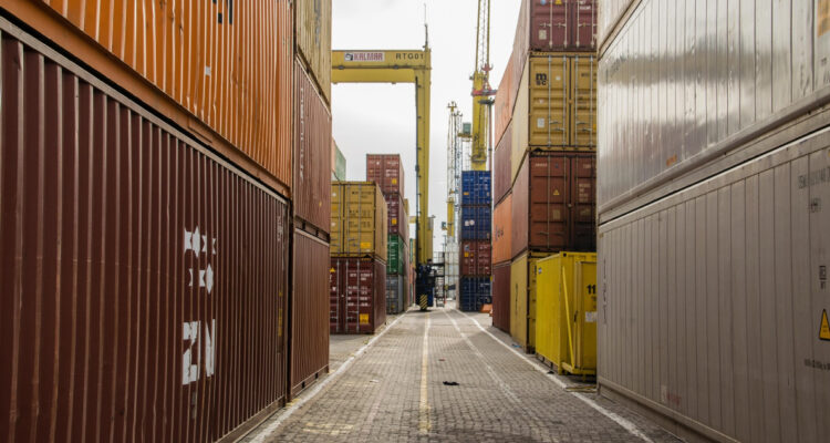 El déficit comercial de Estados Unidos subió casi un 5% en febrero hasta los US$57.300 millones