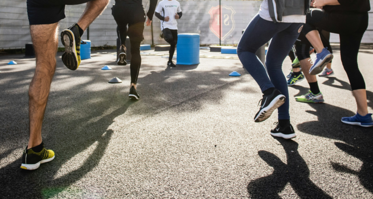 Foto de contexto de personas haciendo deporte.