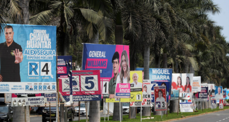 Fotografía que muestra carteles de candidatos electorales en Lima (Perú)