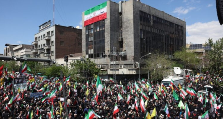 Personas con banderas de Irán