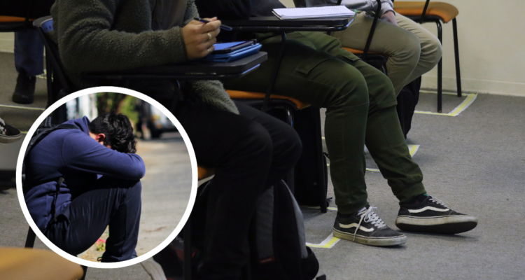 Escolares en sala de clases. Y niño con uniforme sentado en la calle tapándose el rostro.