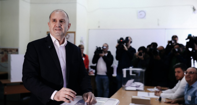 El prorruso y euroescéptico Rumen Radev gana elecciones legislativas en Bulgaria