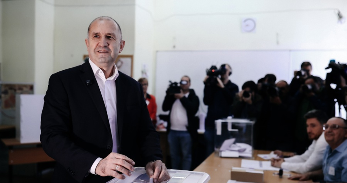 El prorruso y euroescéptico Rumen Radev gana elecciones legislativas en Bulgaria
