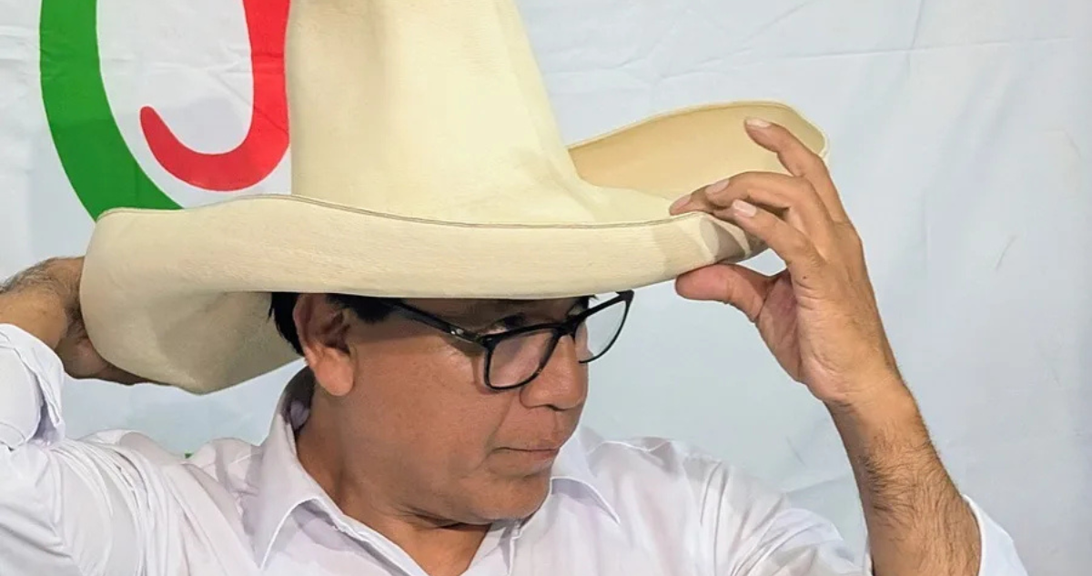 Candidato presidencial de Perú, Roberto Sánchez, usando sombrero