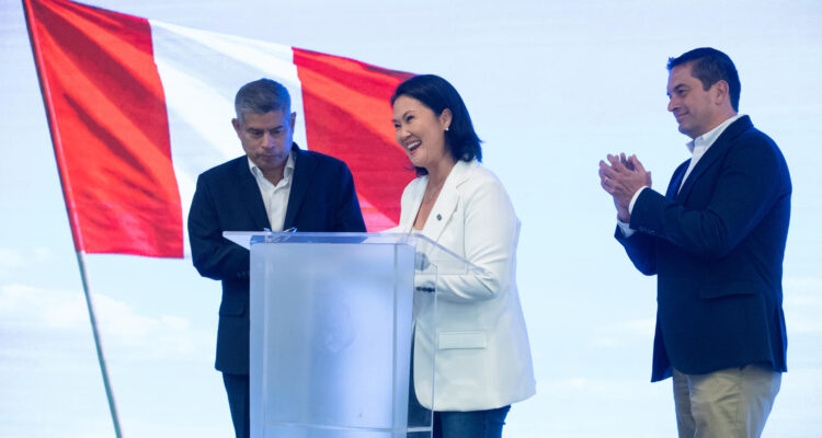La candidata presidencial peruana Keiko Fujimori en una rueda de prensa