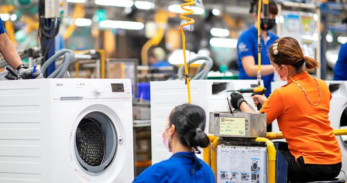 La paulatina crisis de Electrolux en Argentina: dejará de producir refrigeradores ante la poca demanda