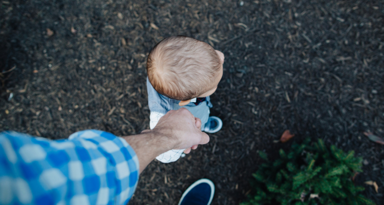 Niño de la mano de su papá