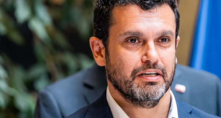 Jaime Bassa (FA): "Hay dos derechas, una democrática y una autoritaria. Hoy gobierna la autoritaria"