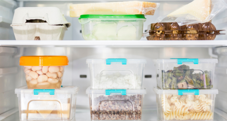 ¿Es malo guardar comida caliente en el refrigerador?
