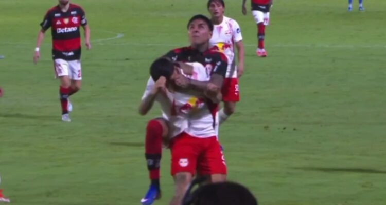 DT de Flamengo lapida a Erick Pulgar por infantil expulsión: la jugada que le costó la roja al chileno