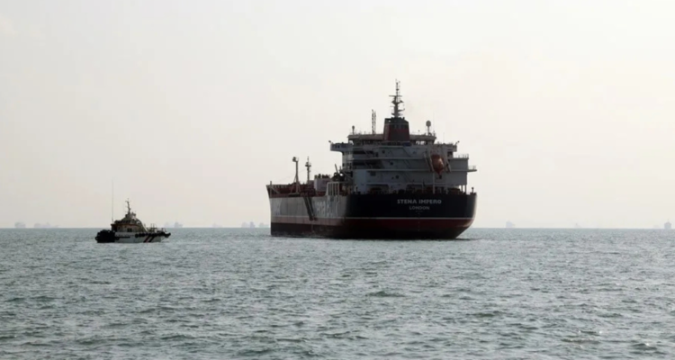 Imagen de archivo de un petrolero de bandera británica en aguas del estrecho de Ormuz