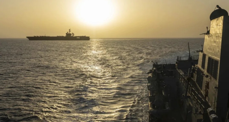 El buque USS Abraham Lincoln transitando por el mar Arábigo