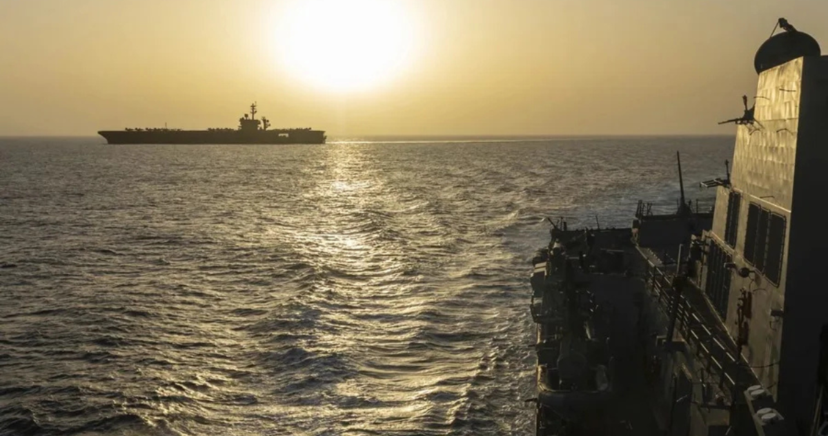 El buque USS Abraham Lincoln transitando por el mar Arábigo