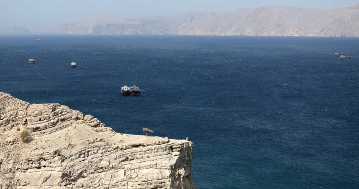 Buques en el estrecho de Ormuz vistos desde Jasab, Gobernación de Musandam, Omán
