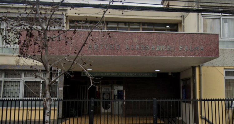 Estudiante de Providencia formalizado por activar bengala quedó con prohibición de acercarse al liceo