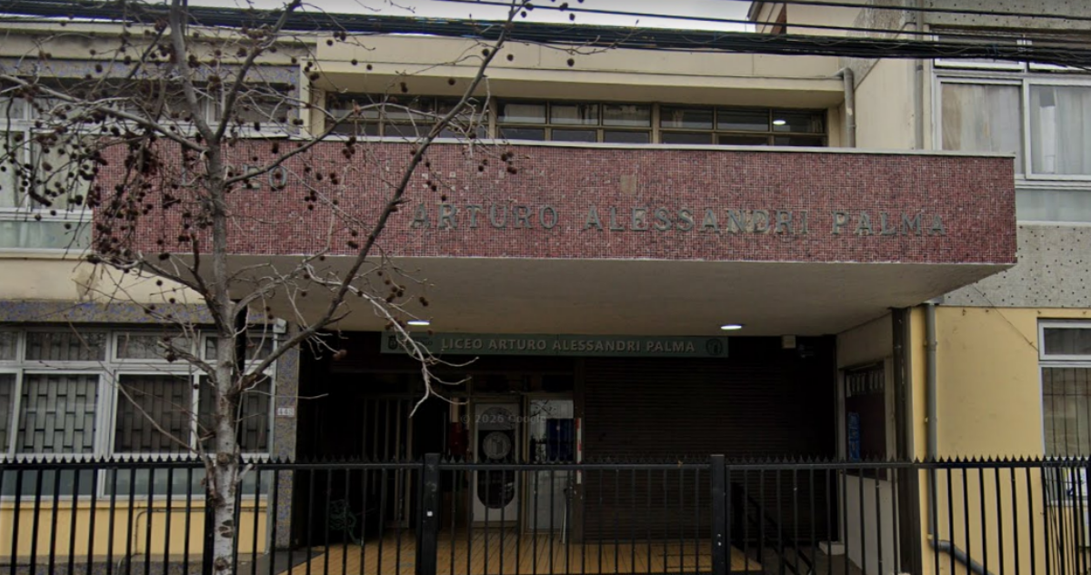 Estudiante de Providencia formalizado por activar bengala quedó con prohibición de acercarse al liceo