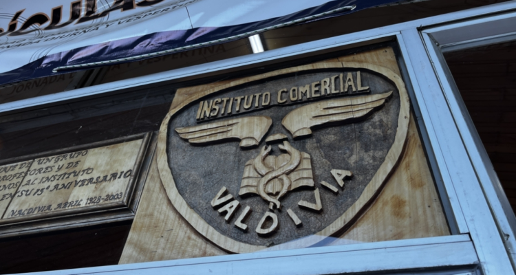 Estudiante que amenazó con tiroteo en Valdivia queda sin sanción penal y deberá pagar $76 mil