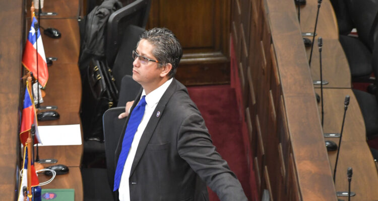 Republicanos piden expulsión de exconstituyente condenado por abusar de adolescentes en Alto Hospicio