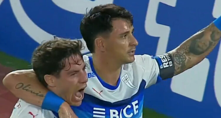 Fernando Zampedri y Clemente Montes celebran goles de la UC ante Barcelona en Libertadores