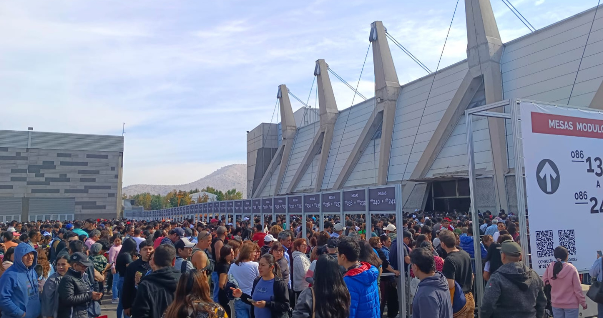 Filas kilométricas de ciudadanos peruanos en Chile