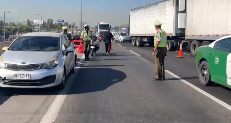 Carabineros realiza fiscalización en plena Ruta 5 Norte: hay varios kilómetros de taco en Quilicura