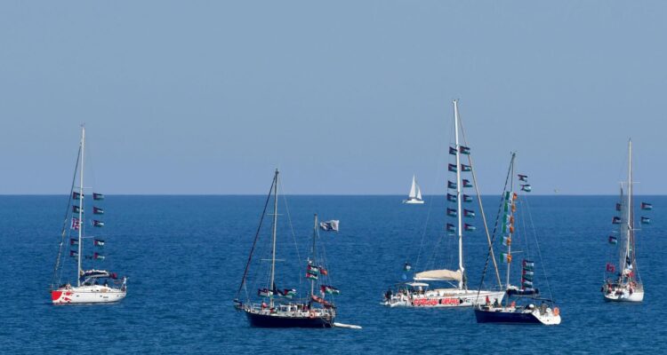 Buques de la Flotilla Global Sumud saliendo del puerto de Xiphonia en Augusta, en la isla de Sicilia