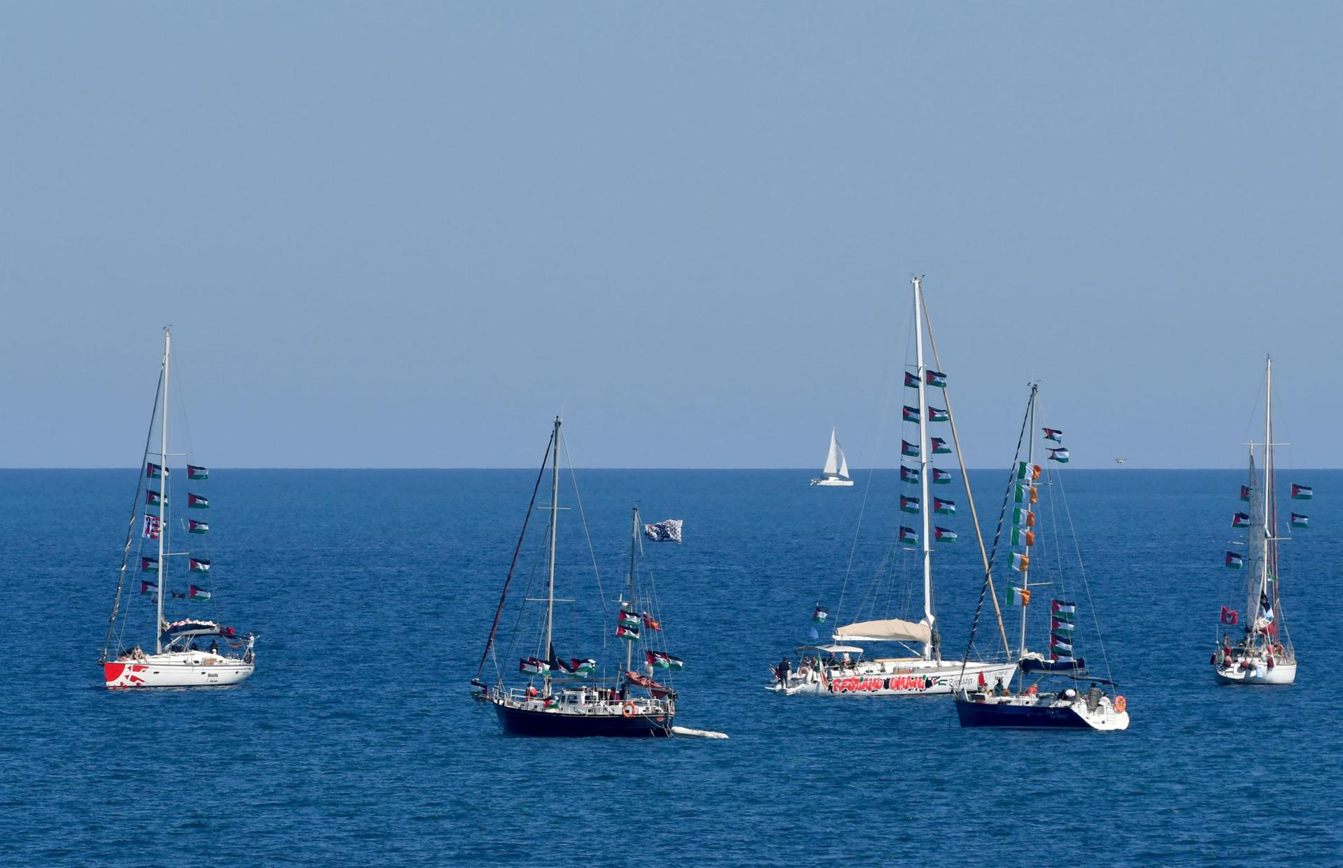 Buques de la Flotilla Global Sumud saliendo del puerto de Xiphonia en Augusta, en la isla de Sicilia