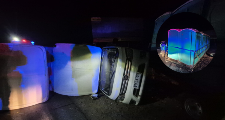 Vehículo que transportaba decena de baños químicos termina volcado en Casablanca: dos lesionados