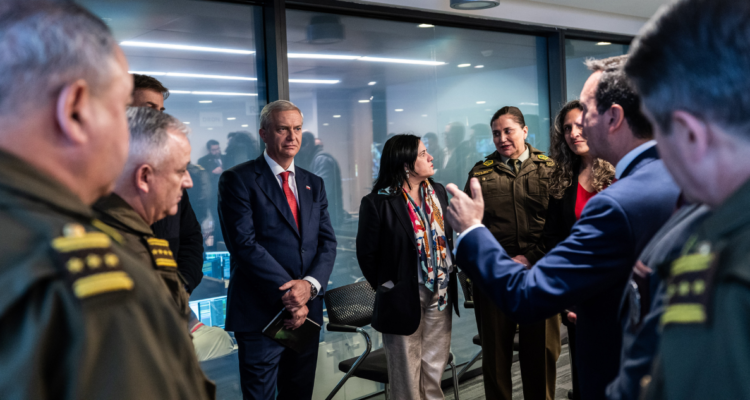 Steinert lidera megaoperativo policial en la RM con monitoreo de Kast desde Cenco tras cadena nacional