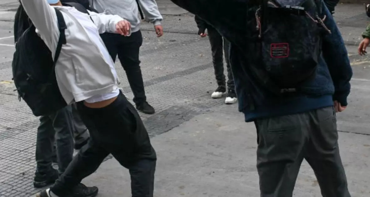 Evalúan usar rayos X para revisar mochilas tras más de 100 casos de violencia escolar en La Araucanía