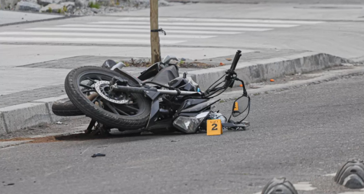 Muere motociclista que chocó tras huir de carabineros en Puerto Montt: acompañante en riesgo vital