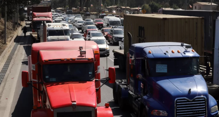 Gremio de camioneros se declara en “alerta total” y respalda movilizaciones por alza de combustibles