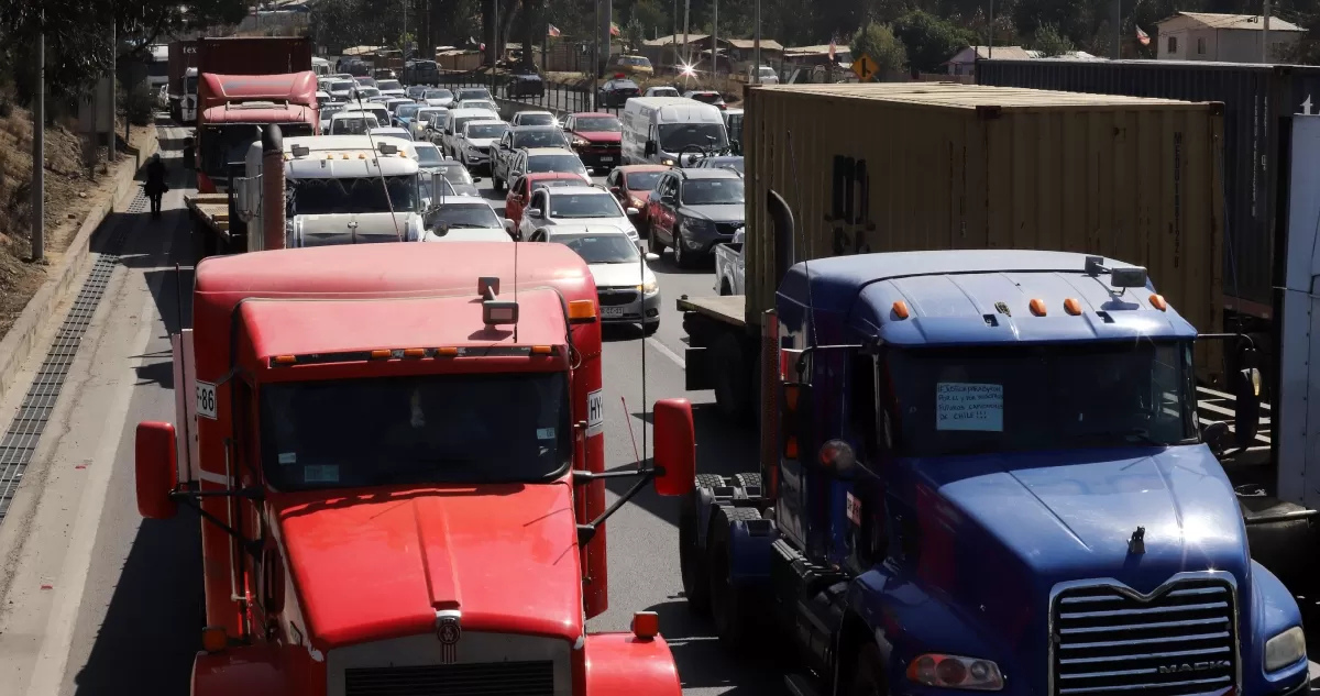 Gremio de camioneros se declara en “alerta total” y respalda movilizaciones por alza de combustibles
