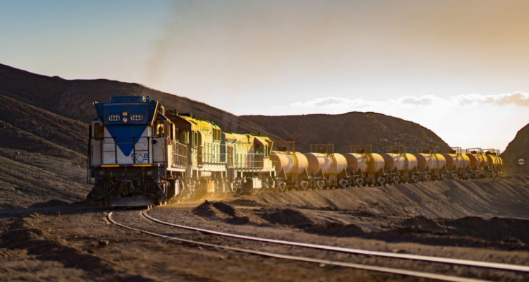 Grupo armado asalta convoy que trasladaba carga de cobre desde Calama: intimidaron a operadora de tren
