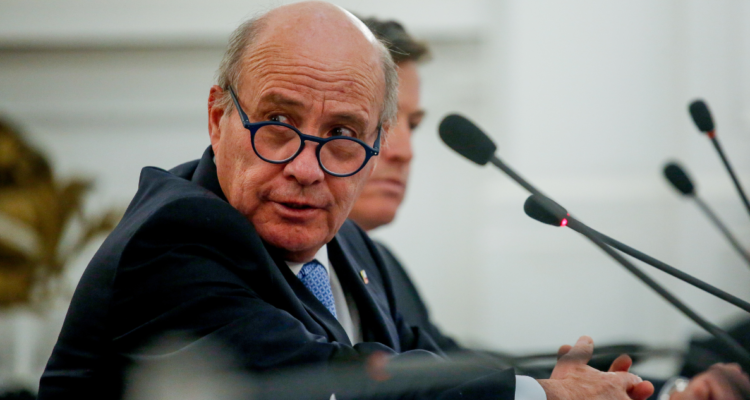 Quiroz insiste en que no se tocarán beneficios sociales, pese a oficios que sugieren lo contrario