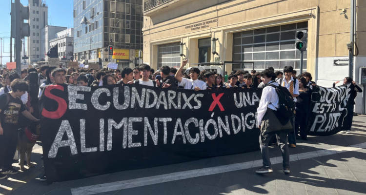 Bajo consigna “alimentación digna”: estudiantes marchan en Valparaíso contra medidas del Gobierno
