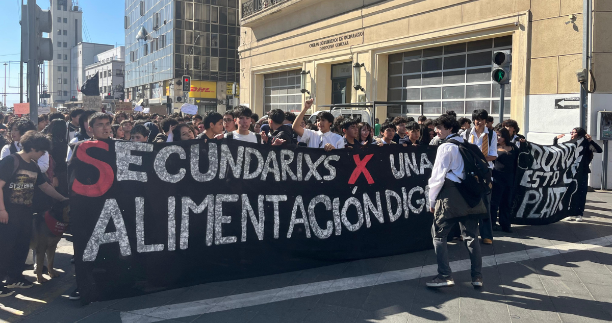 Bajo consigna “alimentación digna”: estudiantes marchan en Valparaíso contra medidas del Gobierno