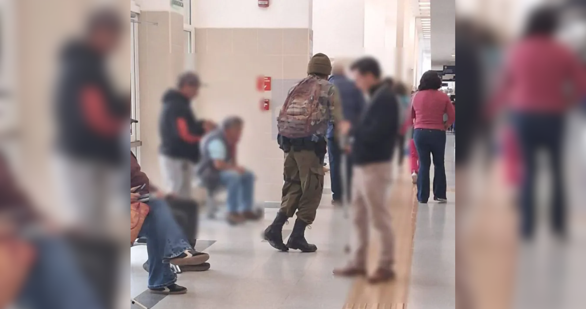 Hombre portaba pistola a balines, esposas y dispositivo electroshock en hospital de Coquimbo