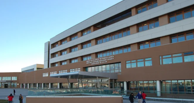 Adulto mayor es internado en Hospital de Magallanes tras recibir brutal golpiza en su lugar de trabajo