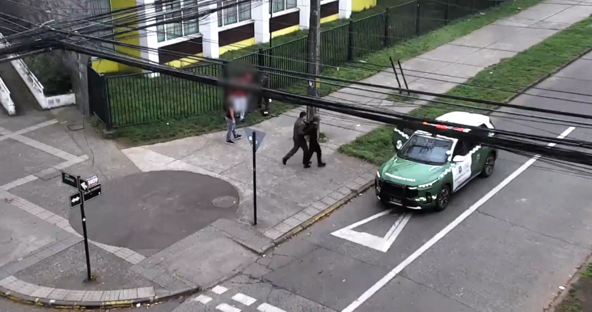 Detienen a jóvenes que quisieron ingresar armados con pistola, machete y cortaplumas a liceo de Temuco