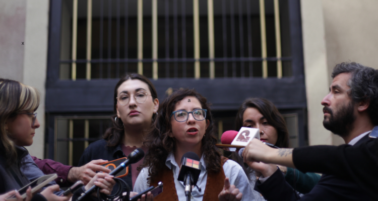 Frente Amplio entrega proyecto a Mineduc para cambiar lógica de cobros del CAE y pide patrocinarlo
