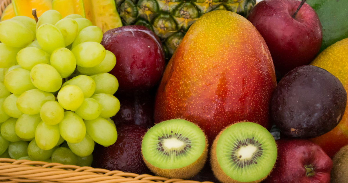 Foto de varias frutas donde aparece el kiwi