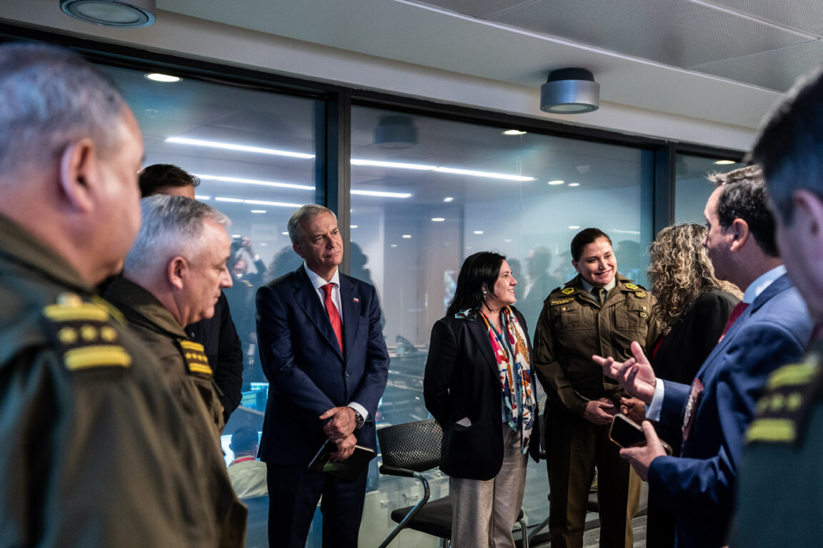 Steinert lidera megaoperativo policial en la RM con monitoreo de Kast desde Cenco tras cadena nacional