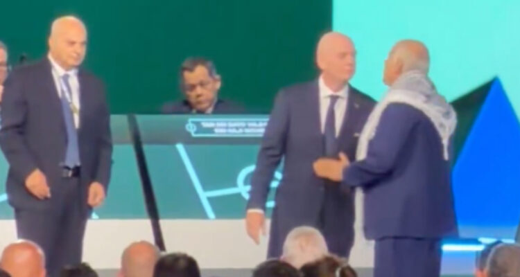 Gianni Infantino con representantes de Israel y Palestina en congreso FIFA